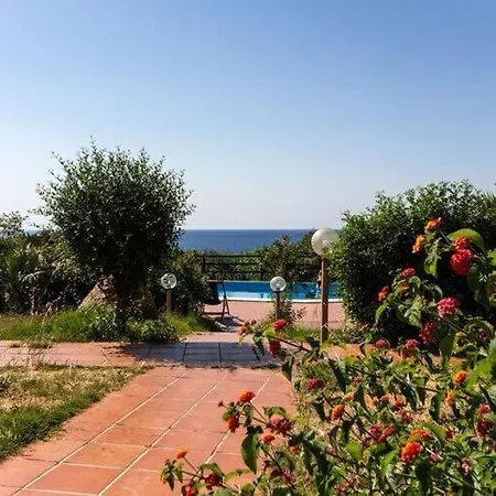 Townhouse With Communal Pool In
