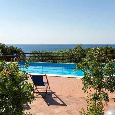 Townhouse With Communal Pool In * Коста-Парадисо