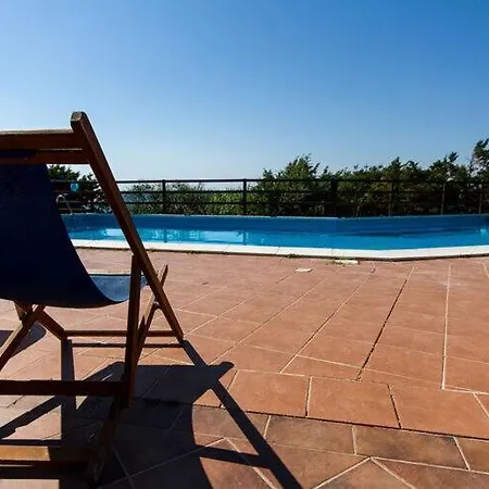 Townhouse With Communal Pool In Дом отдыха